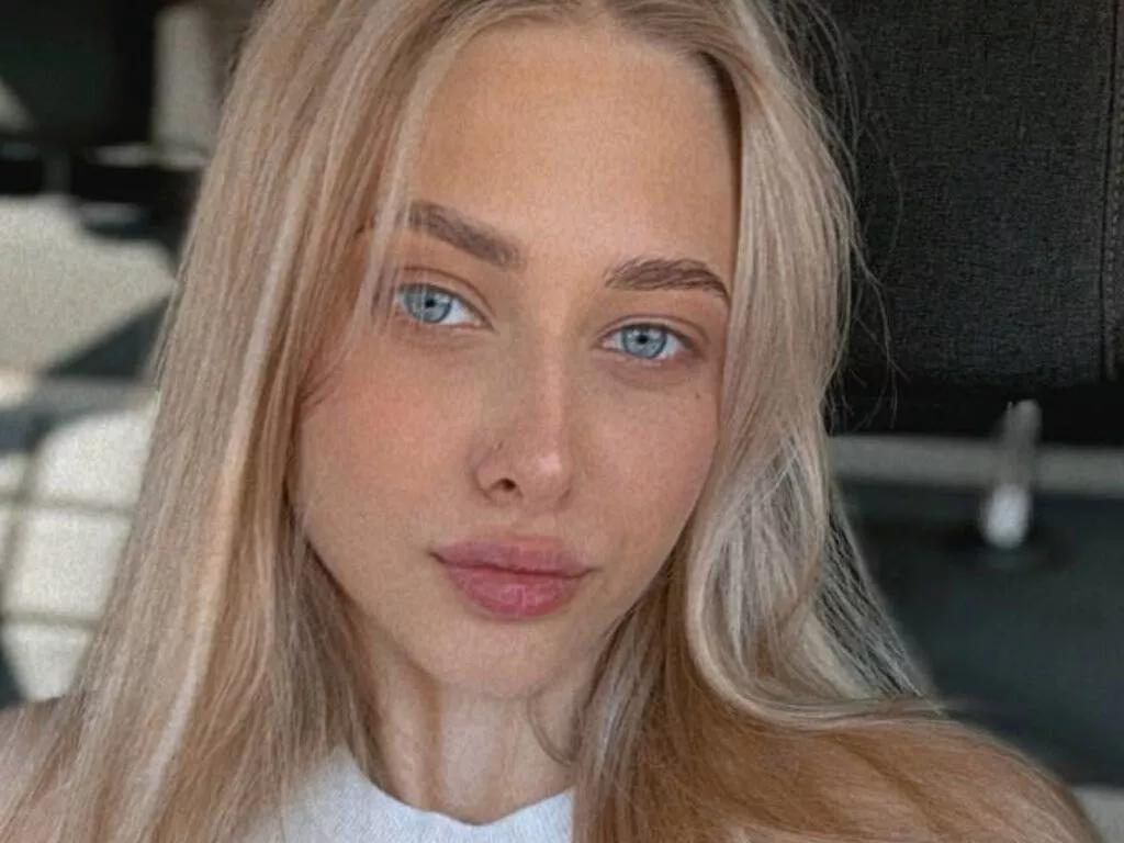 ChristyMarshall — Attentive and confident men who can make me laugh.
Flirty talks, sweet compliments, and romantic vibes.
Taking our time to discover each other's fantasies.