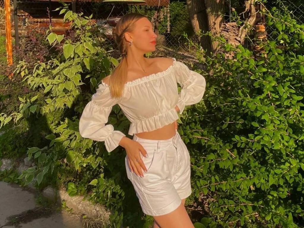 DaynaMiller — Polite men, deep talks, genuine smiles, and a touch of romance 