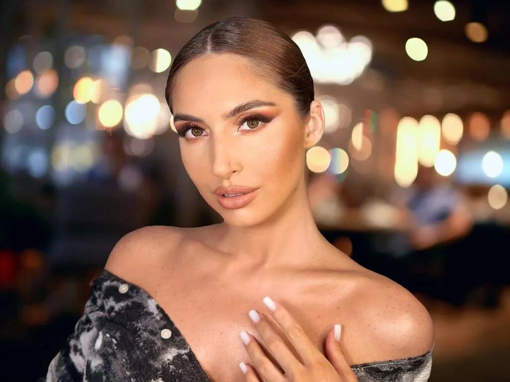 EllieSin — People that show their honest feelings, Long walks, gentlemen, summer and of course the beach.