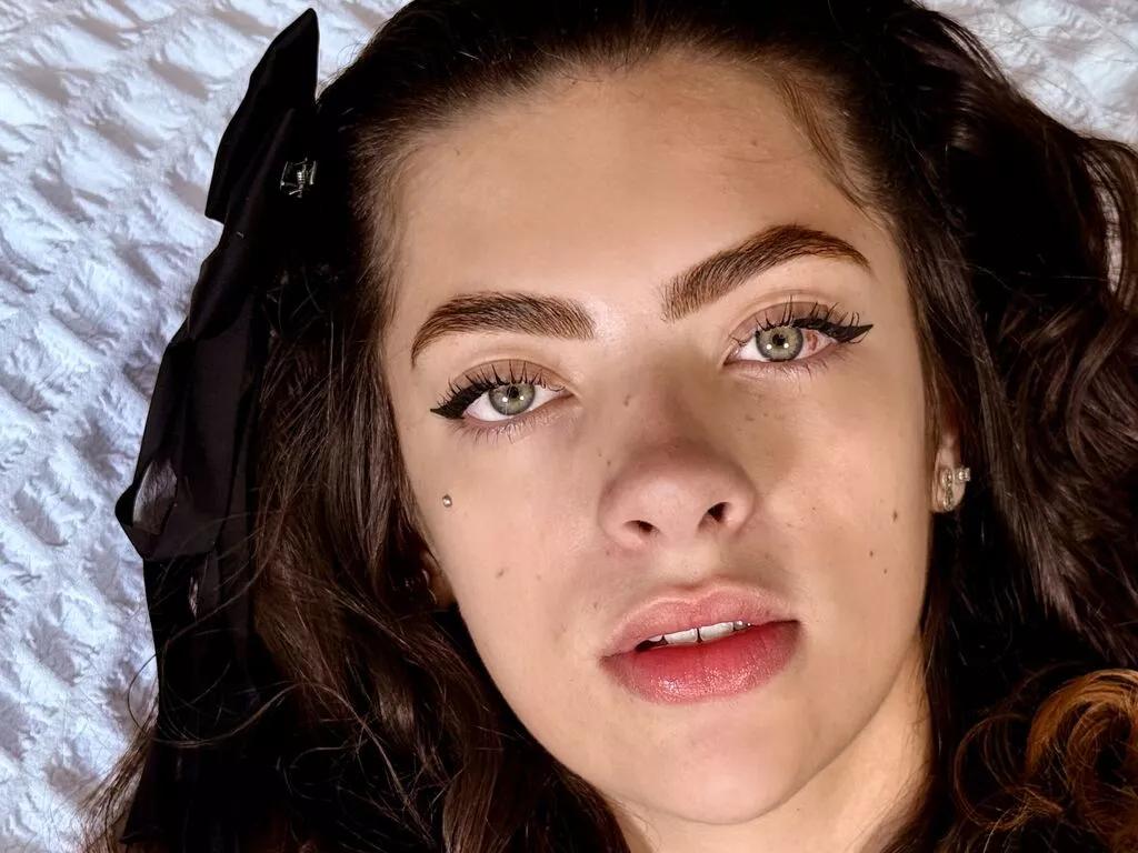 IrisWarren — Deep conversations that slowly turn playful...

Eye contact that says more than words 

A good sense of humor, confidence, and a bit of mystery 

Oh  and whispers that make me blush 