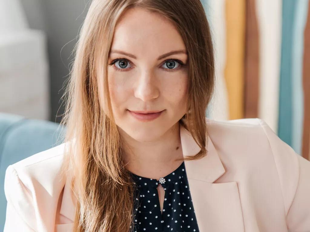 JannyJones — Confidence but not arrogance, a sense of humor, someone who can laugh at themselves, touching, kissing my ear, someone who likes to have a good time :)