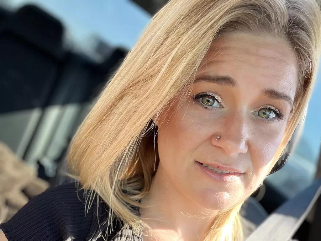 Renegadebarbie — I love animals and my dog most of all! I love honest sweet guys. My favorite food is sushi and my favorite dessert is strawberry ice cream