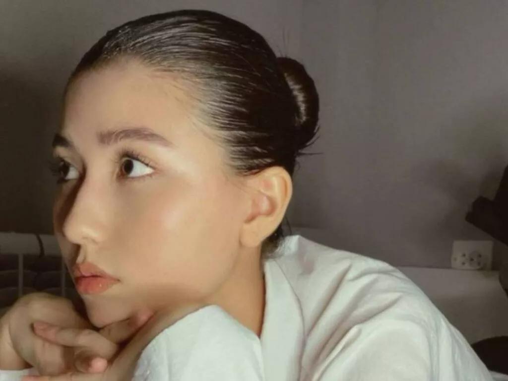 ViriniaHicks — I'm inspired by fashion, makeup, and aesthetics in details. I love creating looks, drinking iced coffee, and eating sushi at a cozy restaurant. Shopping and photography are my therapy. And dirty talk? Well, if you can be persuasive, we'll definitely...