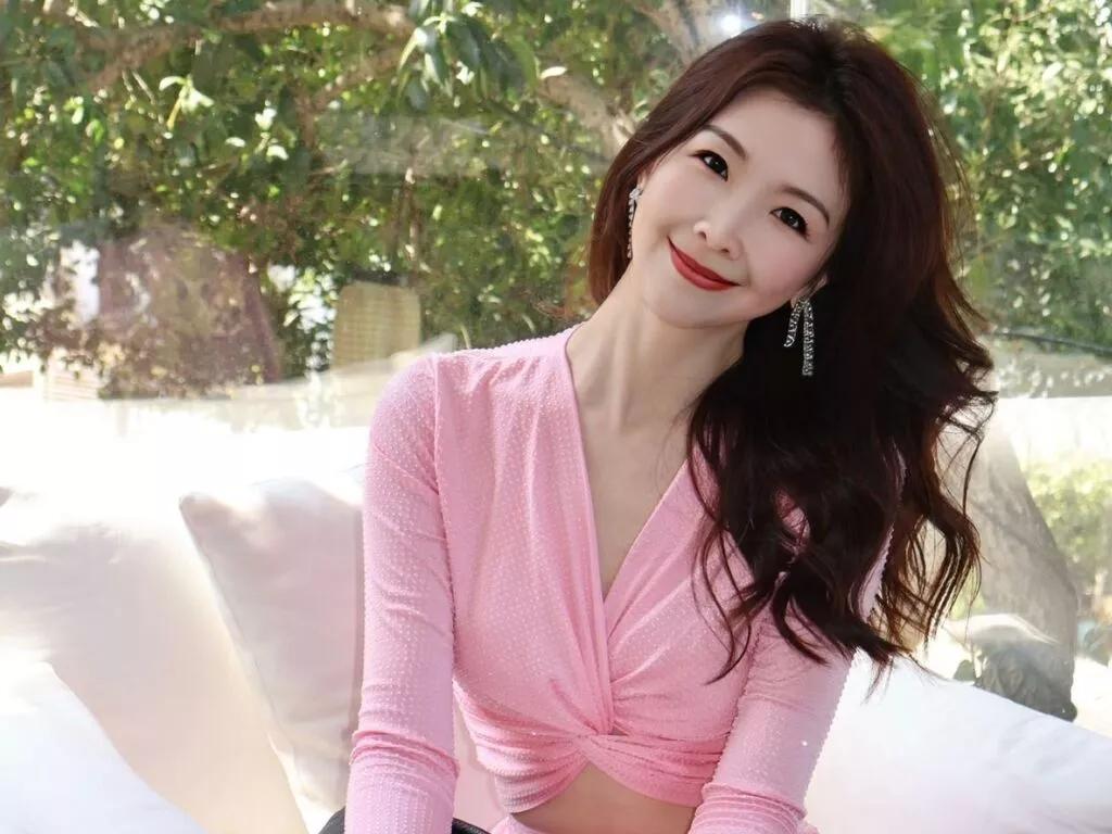 xiaoping — I love to tease men while I strip and masturbate, applying oil to all sorts of delicious places to whet your appetite