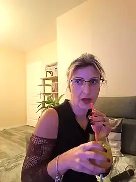 laura1076 — Sucer un gode