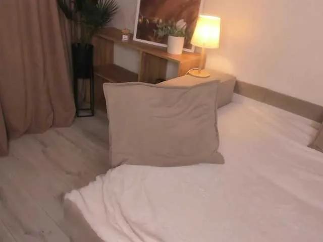BongaCams ElinaStarr is Freechat ElinaStarr — I get turned on when a man cares, speaks sincere words and can hug you so that the whole world disappears. When his gaze shows tenderness and he is confident at the same time