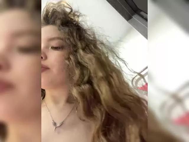Offline LadyEmily on BongaCams
