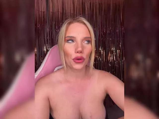 Offline LYLAtop on BongaCams