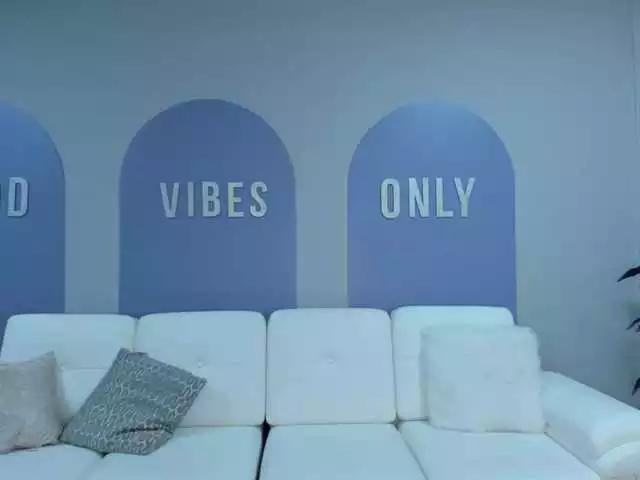 Offline MiaRoberts1 on BongaCams