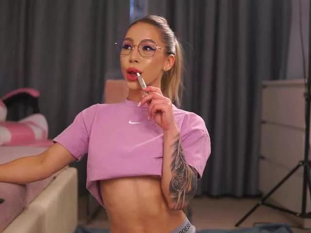 Offline NyrobiNova on BongaCams