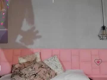 Freechat emilyy_queen on Chaturbate