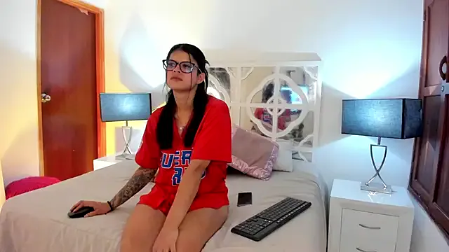 Dapnne_ — Spread legs and caress pussy