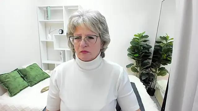 EvelynJoyful — tease cleavage