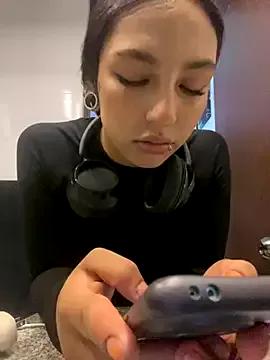 Freechat lauuraww on StripChat