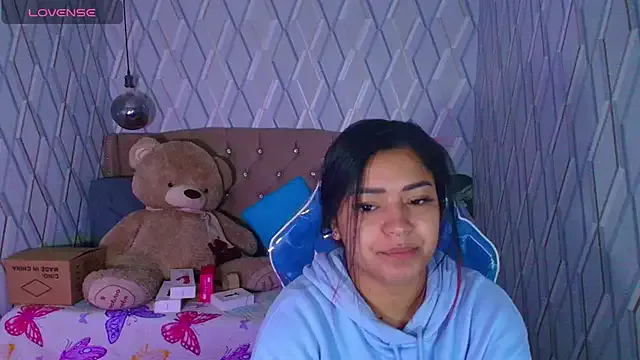 NicolleTaylor — Clamps nipples and pull them