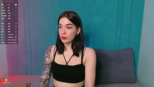 Attractive SupremeSiren gets uncovered and masturbate while being spied on SupremeSiren from StripChat